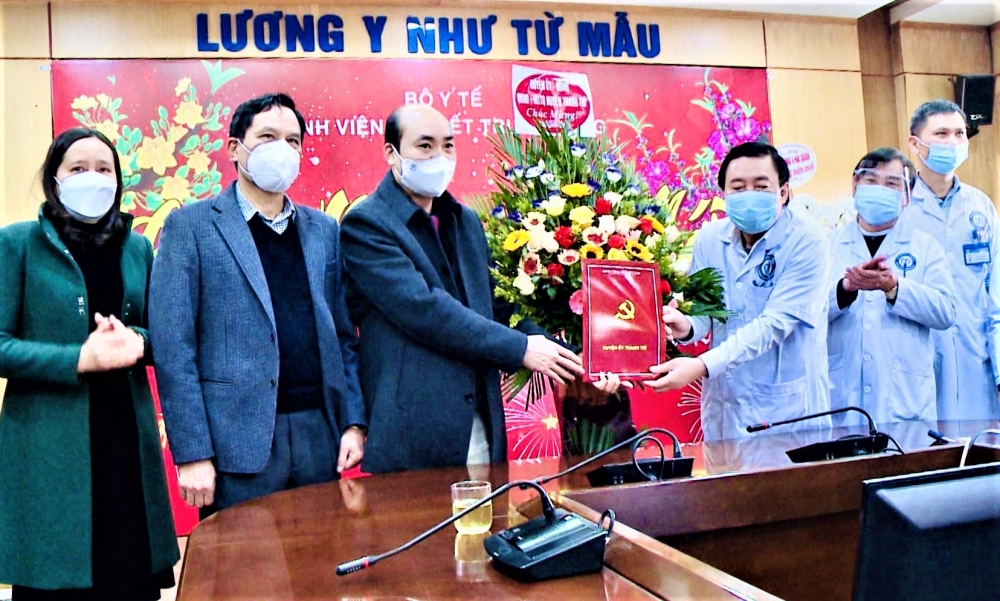Huyện Thanh Trì thăm, chúc mừng đội ngũ y, bác sĩ nhân Ngày Thầy thuốc Việt Nam