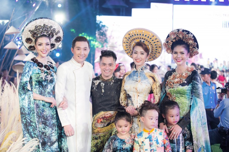 Dàn siêu mẫu Việt tỏa sáng trong đêm “Lễ hội áo dài”