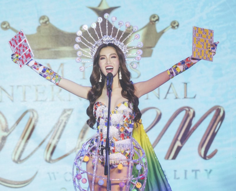 Đỗ Nhật Hà tỏa sáng với trang phục dân tộc tại Miss International Queen 2019