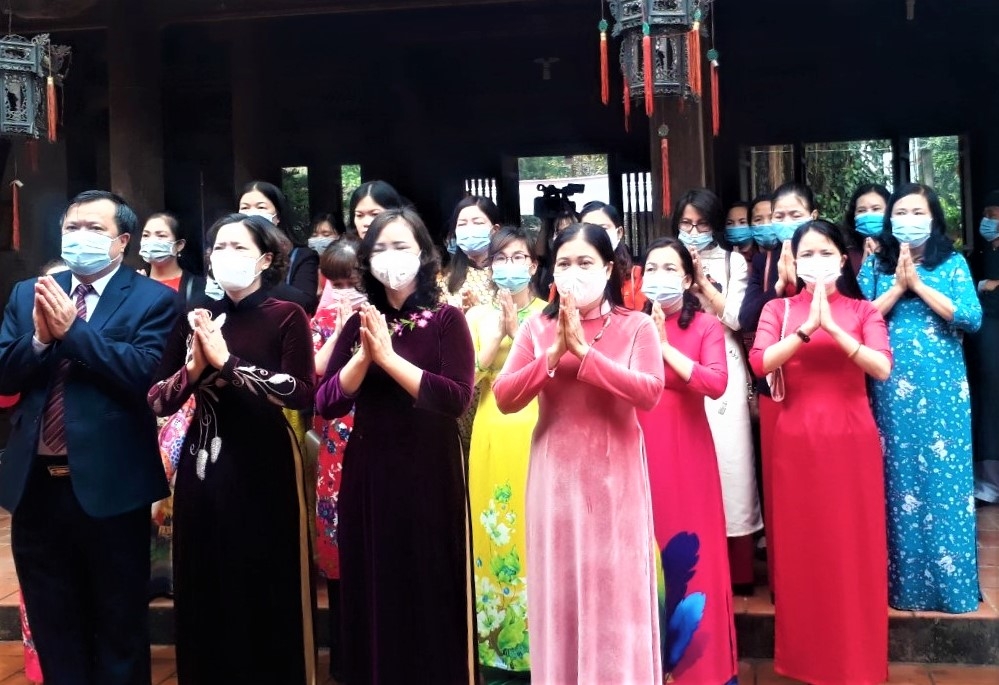 Hội Liên hiệp phụ nữ thành phố Hà Nội dâng hương tưởng nhớ các nữ anh hùng dân tộc