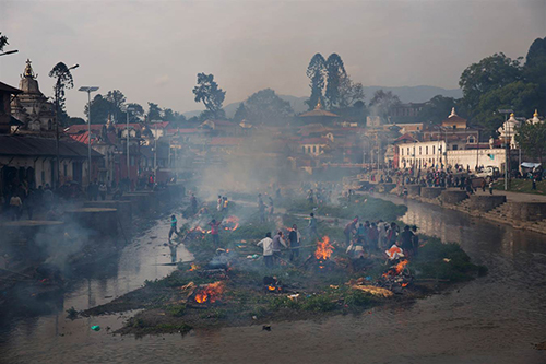Quang cảnh lễ hỏa thiêu các nạn nhân tại đền Pashupatinath, bên bờ sông Bagmati, Kathmandu. Ảnh: AP