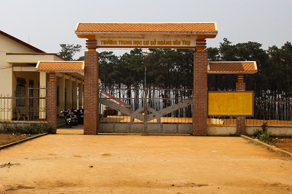   Mặc dù cổng trường ghi tên là THCS Hoàng Văn Thụ nhưng cơ sở vật chất lại là của trường tiểu học Quảng Sơn.  