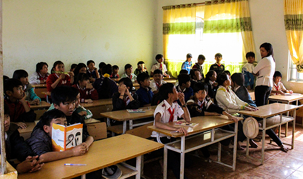 Số lượng học sinh quá đông trong khi điều kiện dạy và học không đảm bảo đã ảnh hưởng rất nhiều tới công tác dạy và học ở đây