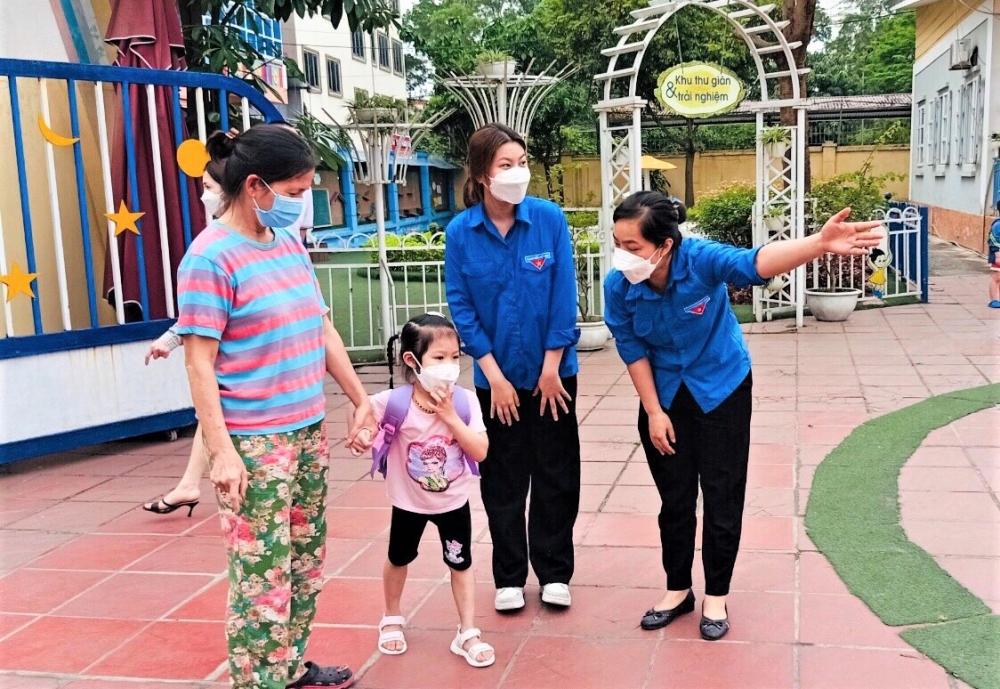Huyện Thanh Trì: Học sinh mầm non háo hức đến trường trong ngày đầu đi học sau dịch