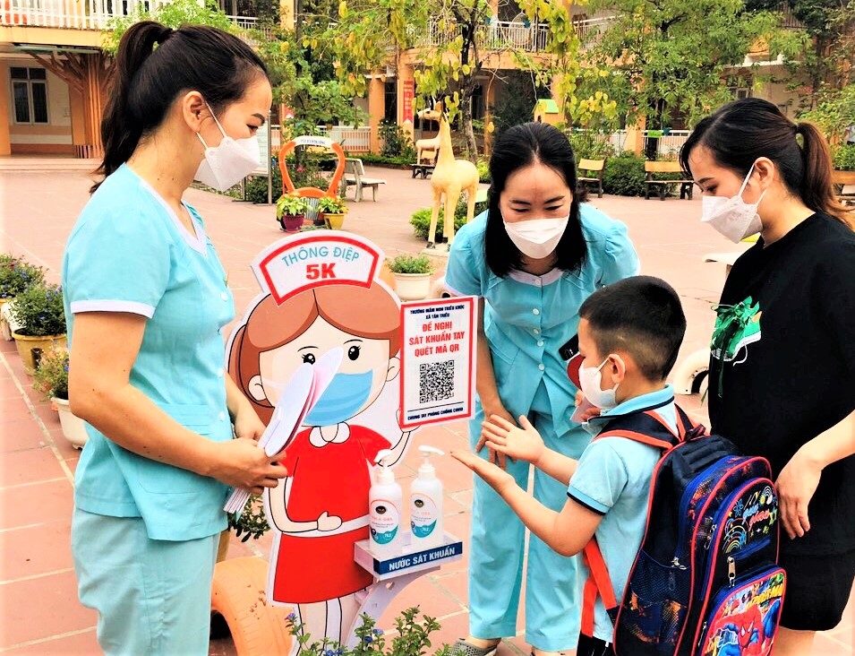 Huyện Thanh Trì: Học sinh mầm non háo hức đến trường trong ngày đầu đi học sau dịch