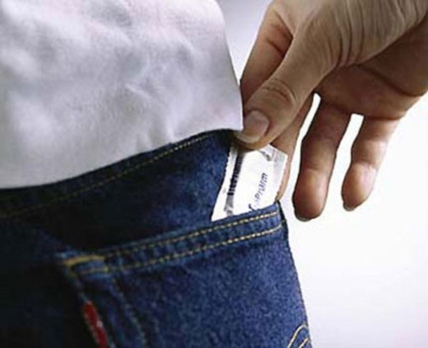 Bỏ bao cao su vào ví chồng là diễn kịch cho mình tự xem