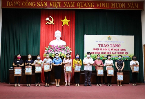 Liên đoàn Lao động huyện Thường Tín đồng hành với giáo viên trong phòng chống dịch