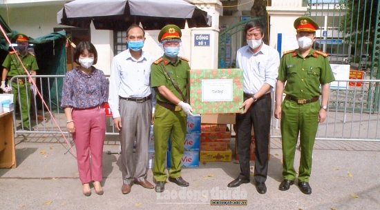Huyện Thanh Trì thăm hỏi, động viên các chốt kiểm soát dịch bệnh Covid-19