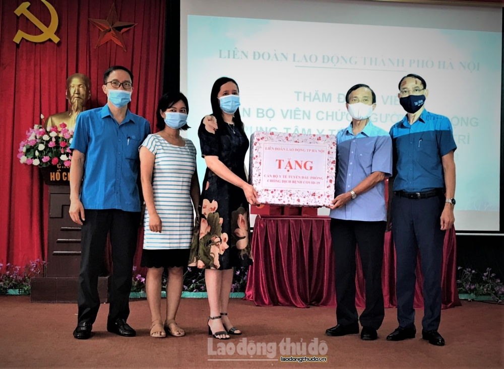 Lãnh đạo Liên đoàn Lao động Thành phố thăm, động viên lực lượng y tế huyện Thanh Trì