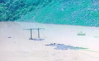 Hệ thống đường dây 35kV tại xã Chiềng Tương (huyện Yên Châu, tỉnh Sơn La) bị ngập do mưa lũ - Ảnh: Báo Sơn La