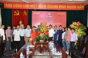 Đại diện Thành ủy Hà Nội chúc mừng Báo Lao động Thủ đô