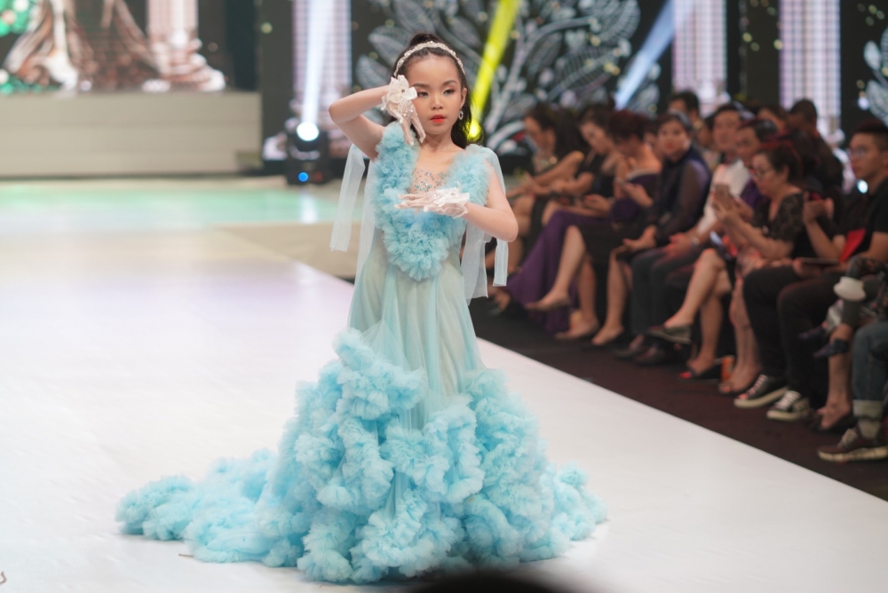 Mẫu nhí Trần Quách Thiên Kim trình diễn điêu luyện với váy công chúa nặng tới 15kg
