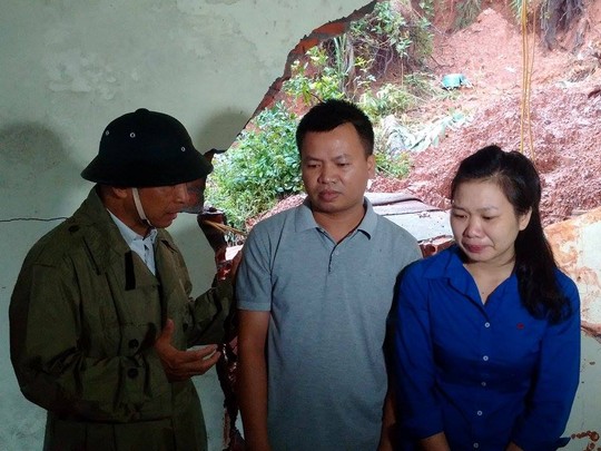 Hai vợ chồng chị Lương Thị Nguyệt bật khóc khi nhận quả của Chủ tịch Đặng Ngọc Tùng