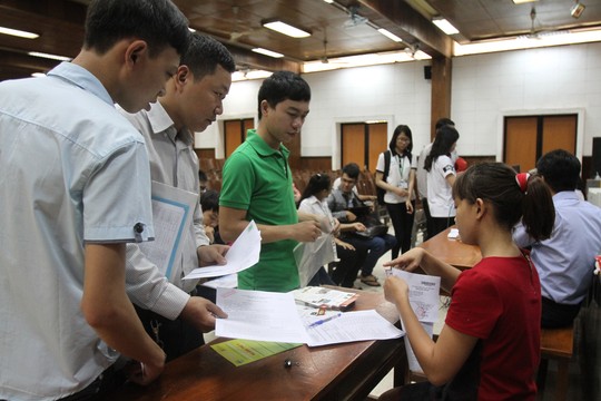 Thí sinh nộp hồ sơ xét tuyển tại Trường ĐH Nông Lâm TP HCM sáng 6-8Ảnh : HOÀNG TRIỀU