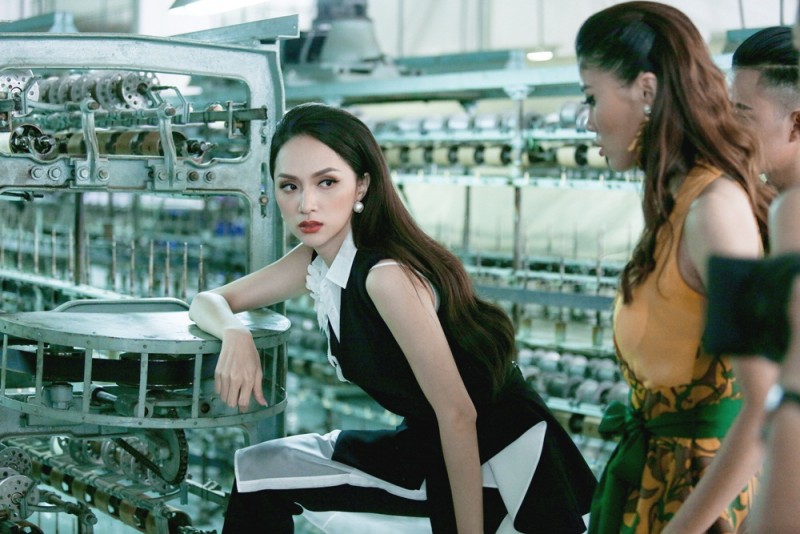 Siêu mẫu Việt Nam: Các thí sinh lăn lộn trong nhà máy dệt để thực hiện thử thách nhóm