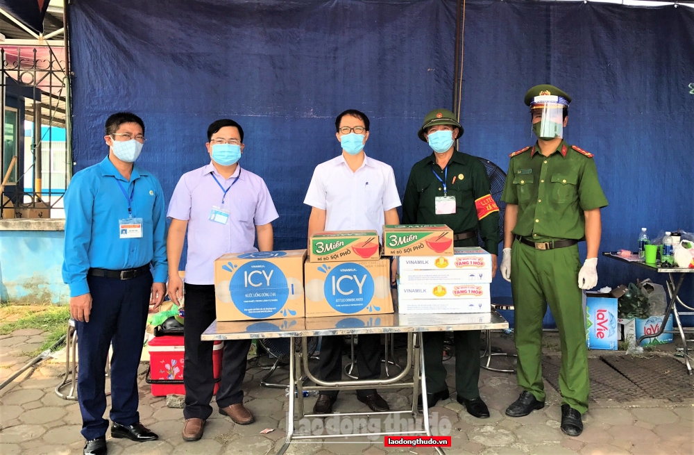 Liên đoàn Lao động huyện Thanh Trì thăm, tặng quà các chốt phòng, chống dịch Covid -19