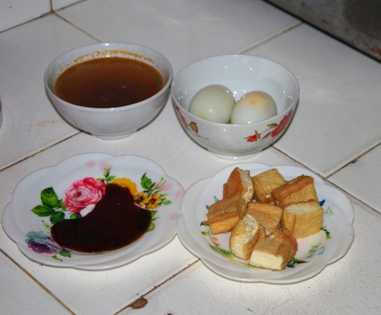 Bữa ăn chiều đơn sơ với trứng luộc, đậu hũ của một gia đình công nhân ở trọ