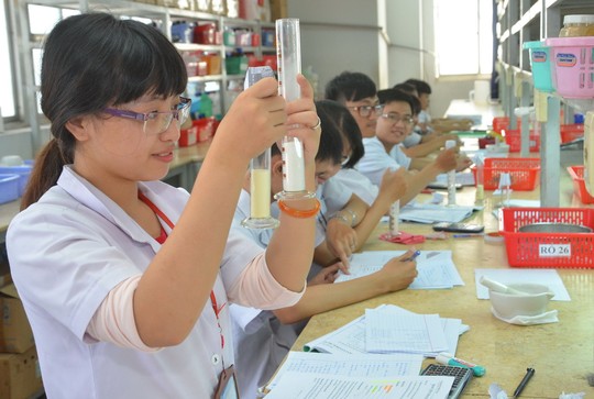 Sinh viên Trường ĐH Nguyễn Tất Thành (TP HCM) trong giờ thực hành Ảnh: TẤn ThÀnh