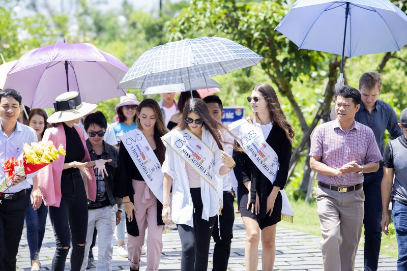 Top 3 Hoa hậu Áo thăm mộ Đại tướng Võ Nguyên Giáp tại Quảng Bình