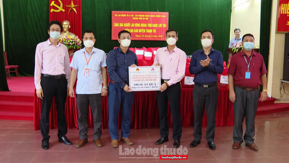 100 người lao động ngoại tỉnh khó khăn lưu trú tại Thanh Trì nhận được quà hỗ trợ