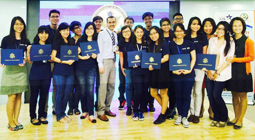 nu-sinh-viet-se-bao-cao-truoc-noi-cac-nhat-ban-1