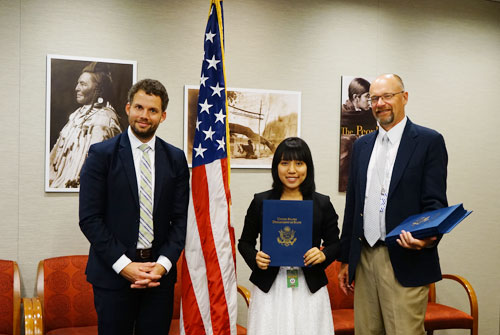 nu-sinh-viet-se-bao-cao-truoc-noi-cac-nhat-ban-2