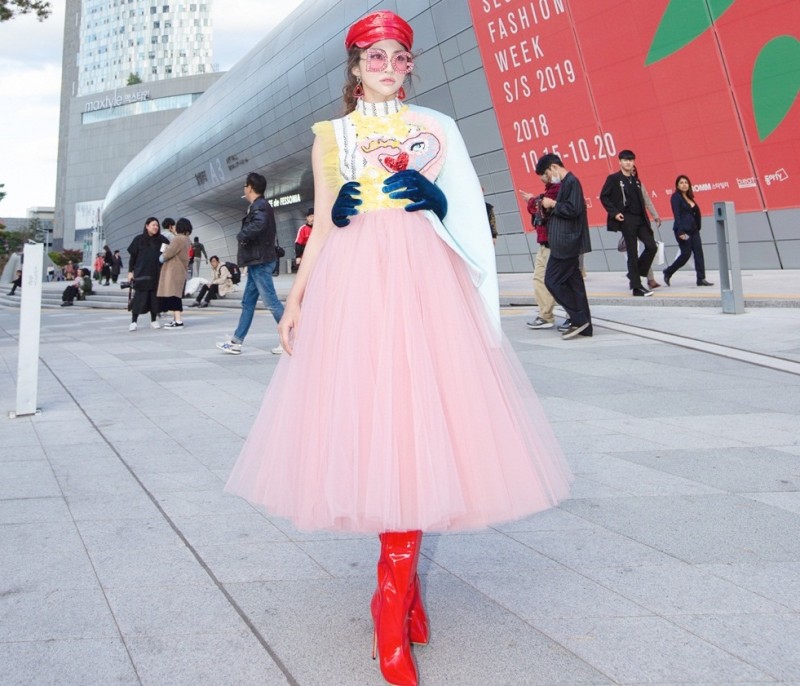Lần đầu tham dự Seoul Fashion Week, nữ diễn viên Thiên Nga được xướng danh trên Instagram của Vogue