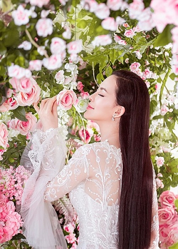 Hoa hậu Sang Lê kiêu kỳ đọ sắc với hoa hồng