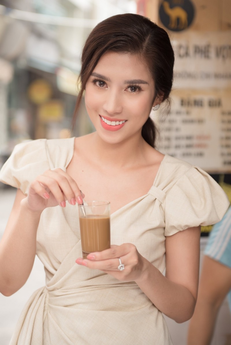 Dương Yến Nhung giới thiệu bánh mì và cà phê vợt đến với Miss Tourism Queen Worldwide 2019