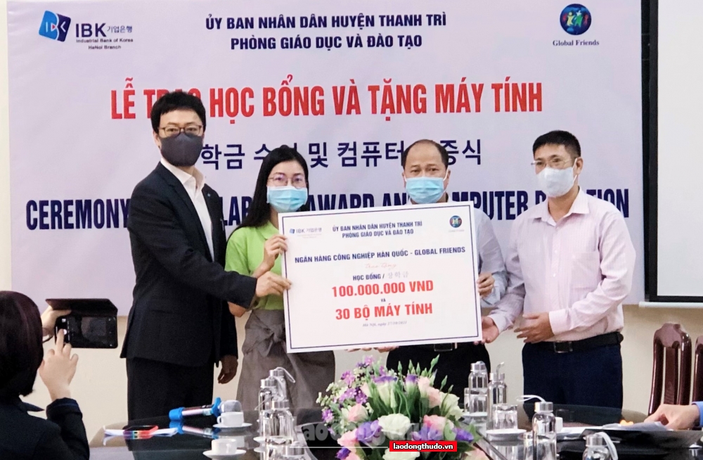 Huyện Thanh Trì tiếp nhận và trao tặng 30 máy tính cùng 100 suất học bổng cho sinh khó khăn