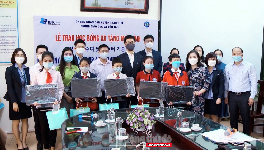 Huyện Thanh Trì tiếp nhận và trao tặng 30 máy tính cùng 100 suất học bổng cho sinh khó khăn