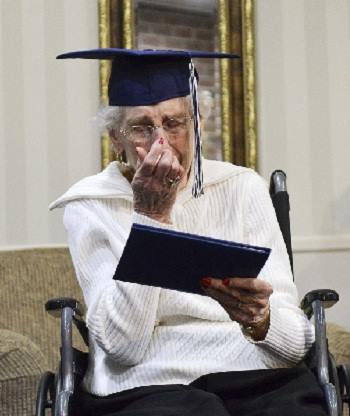 Cụ bà Margaret Thome Bekema bật khóc khi nhận bằng tốt nghiệp. Ảnh: AP