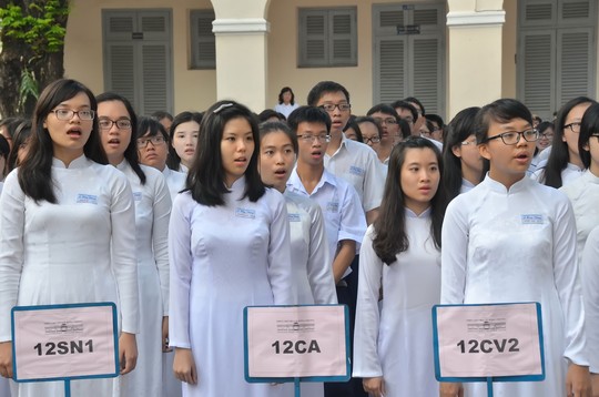 Học sinh Trường THPT chuyên Lê Hồng Phong (TP HCM) hát Quốc ca trong lễ chào cờ Ảnh: TẤN THẠNH