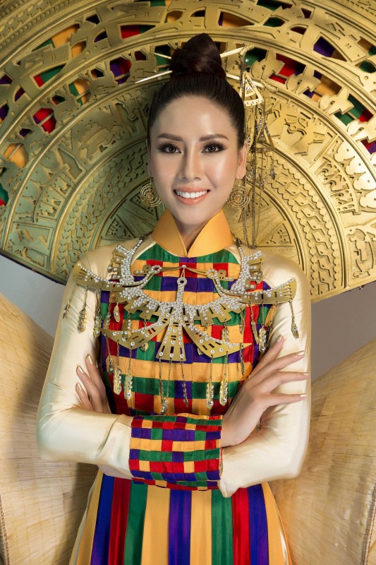 Á hậu Nguyễn Thị Loan mang nón lá lên sân khấu Hoa hậu Hoàn vũ 2017