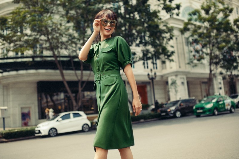 Hoa hậu điện ảnh Huỳnh Yến Trinh dạo phố với sắc xanh cá tính