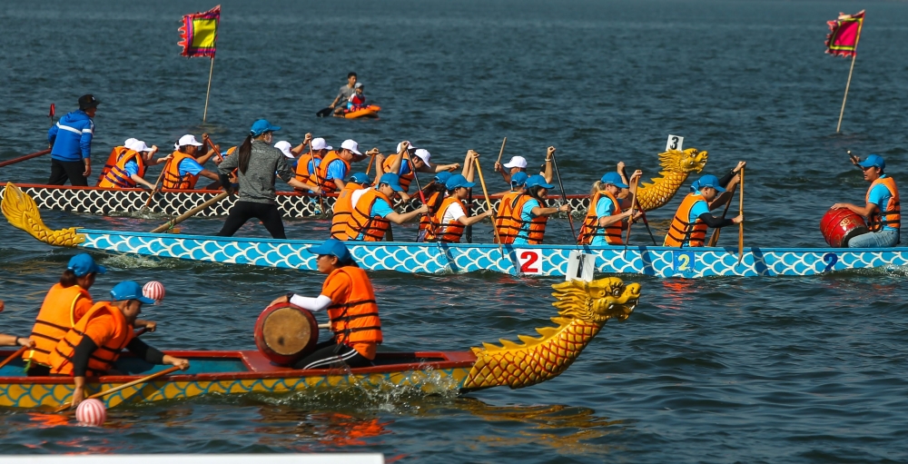 Hàng chục thuyền rồng khuấy động sóng nước Hồ Tây