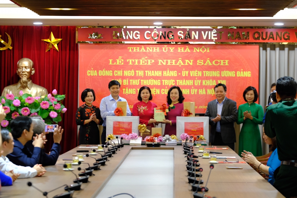 Đồng chí Ngô Thị Thanh Hằng tặng hơn 1.000 cuốn sách cho Thư viện của Thành ủy Hà Nội