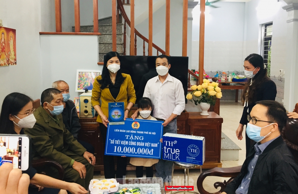 LĐLĐ thành phố Hà Nội trao Sổ tiết kiệm Công đoàn và hỗ trợ con đoàn viên mồ côi vì dịch Covid-19