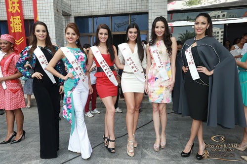 Lan Khuê (bìa phải) trong một sự kiện thuộc khuôn khổ cuộc thi Hoa hậu Thế giới 2015 Ảnh: MISSWORLD