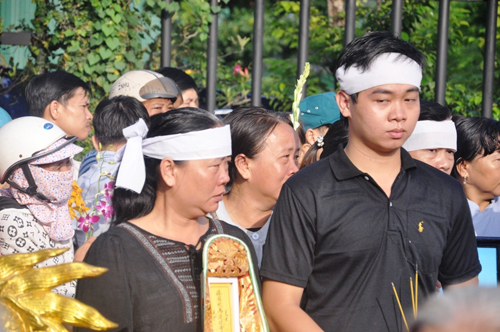 Thảm sát ở Bình Phước: Nghìn người tiễn 6 nạn nhân - 3