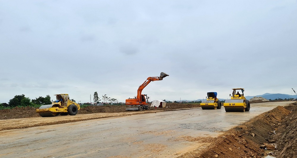 Thủ tướng Chính phủ Phạm Minh Chính kiểm tra tiến độ dự án đường bộ cao tốc Bắc - Nam