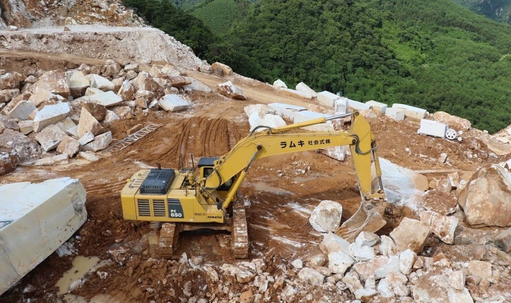 Nghệ An: Ngang nhiên khai thác đá trắng trái phép quy mô lớn