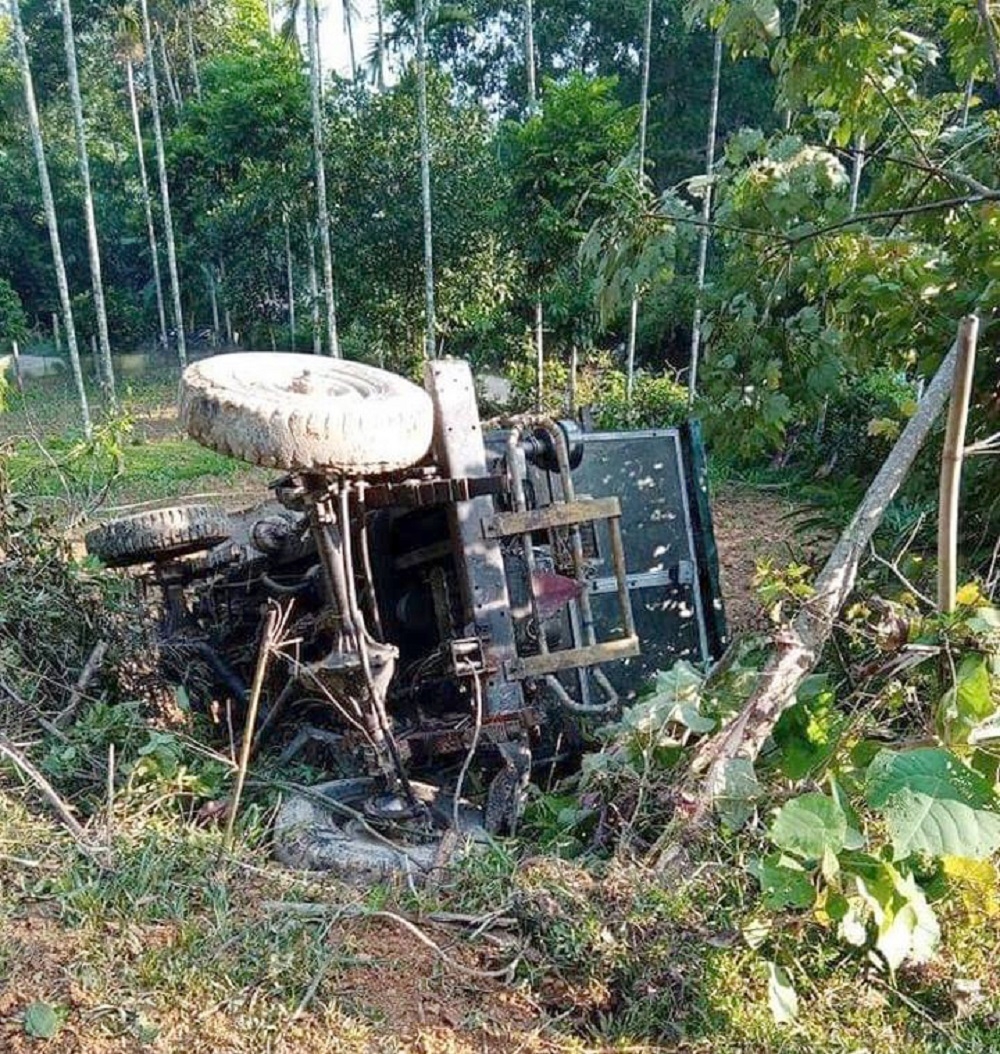 Nghệ An: Xe công nông tuột dốc đè trúng xe máy cày khiến 2 người thương vong