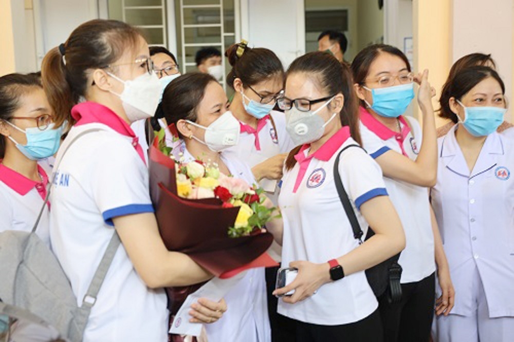 Nghệ An tiếp tục cử 20 thầy thuốc vào góp sức cho thành phố Hồ Chí Minh
