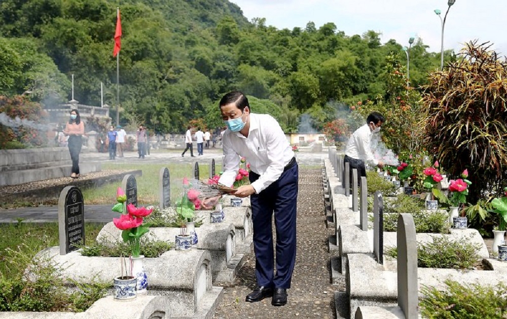 Lãnh đạo tỉnh Thanh Hóa viếng nghĩa trang liệt sĩ và tặng quà các gia đình chính sách