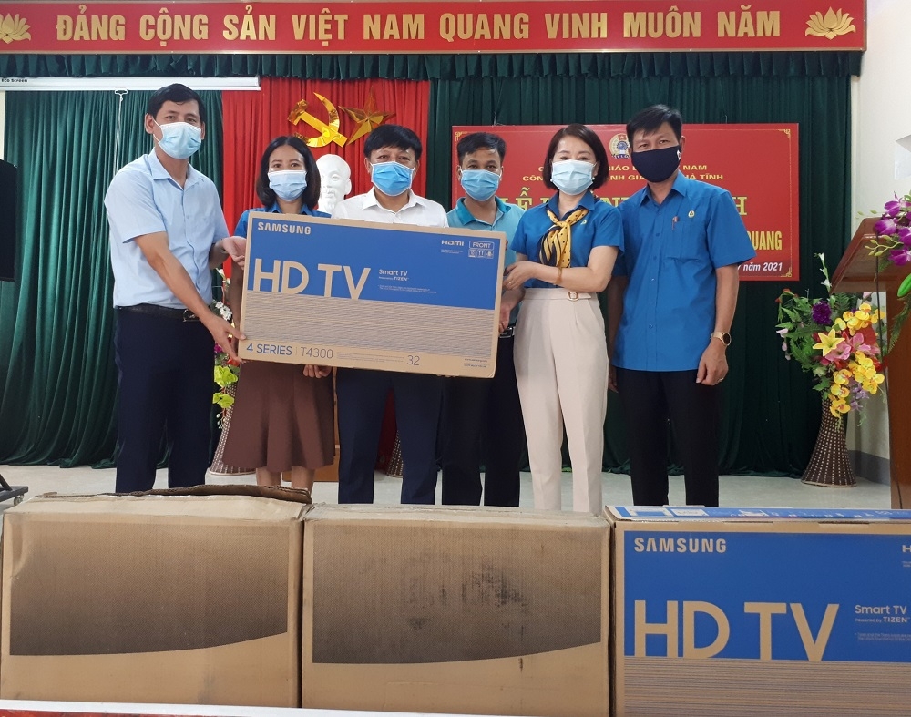 Công đoàn Giáo dục Hà Tĩnh bàn giao nhà công vụ giáo viên tại huyện Vũ Quang
