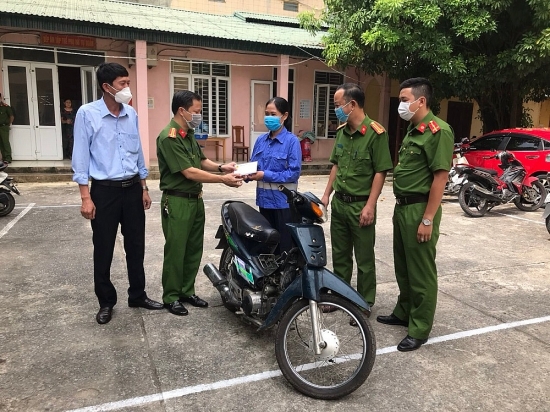 Thanh Hóa: Nữ công nhân vệ sinh môi trường nhận lại xe máy bị mất trộm