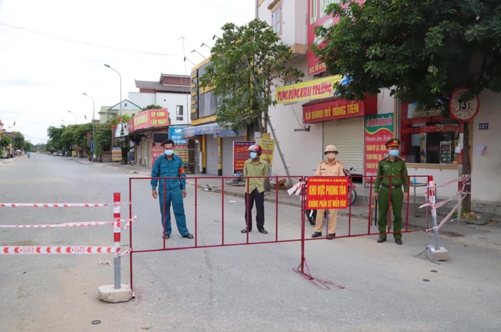 Hà Tĩnh: Tạm đình chỉ công tác 2 Phó Chủ tịch UBND xã vì ký xác nhận để công dân ở vùng dịch đi về địa phương