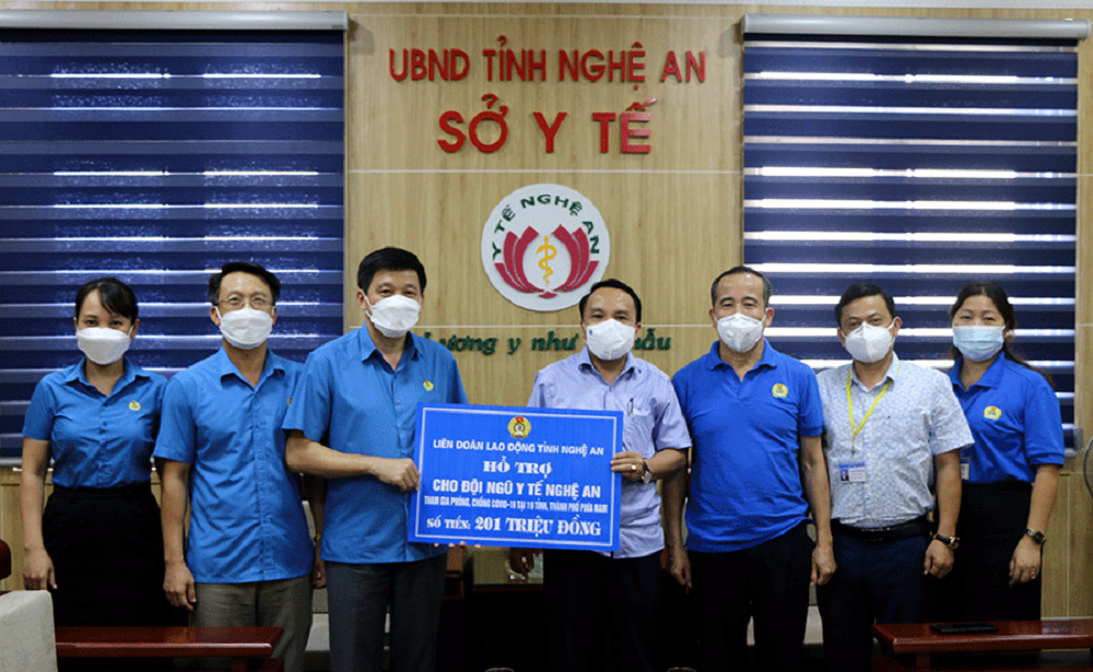 LĐLĐ Nghệ An hỗ trợ 200 triệu đồng cho các y, bác sĩ tham gia chống dịch tại các tỉnh, thành phía Nam