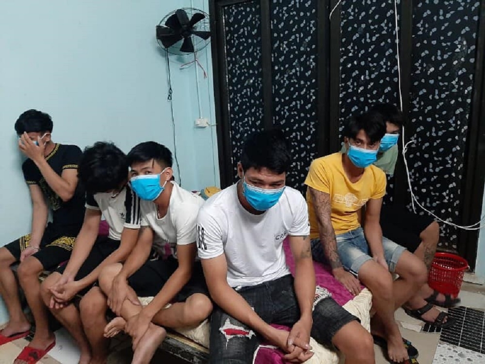 Nghệ An: 6 thanh niên hát karaoke trốn vào phòng ngủ chủ quán khi bị phát hiện